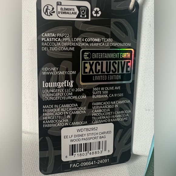 Loungefly - Disney Stitch Tiki Passport Bag - Entertainment Earth Exclusive NWT - Picture 7 of 11